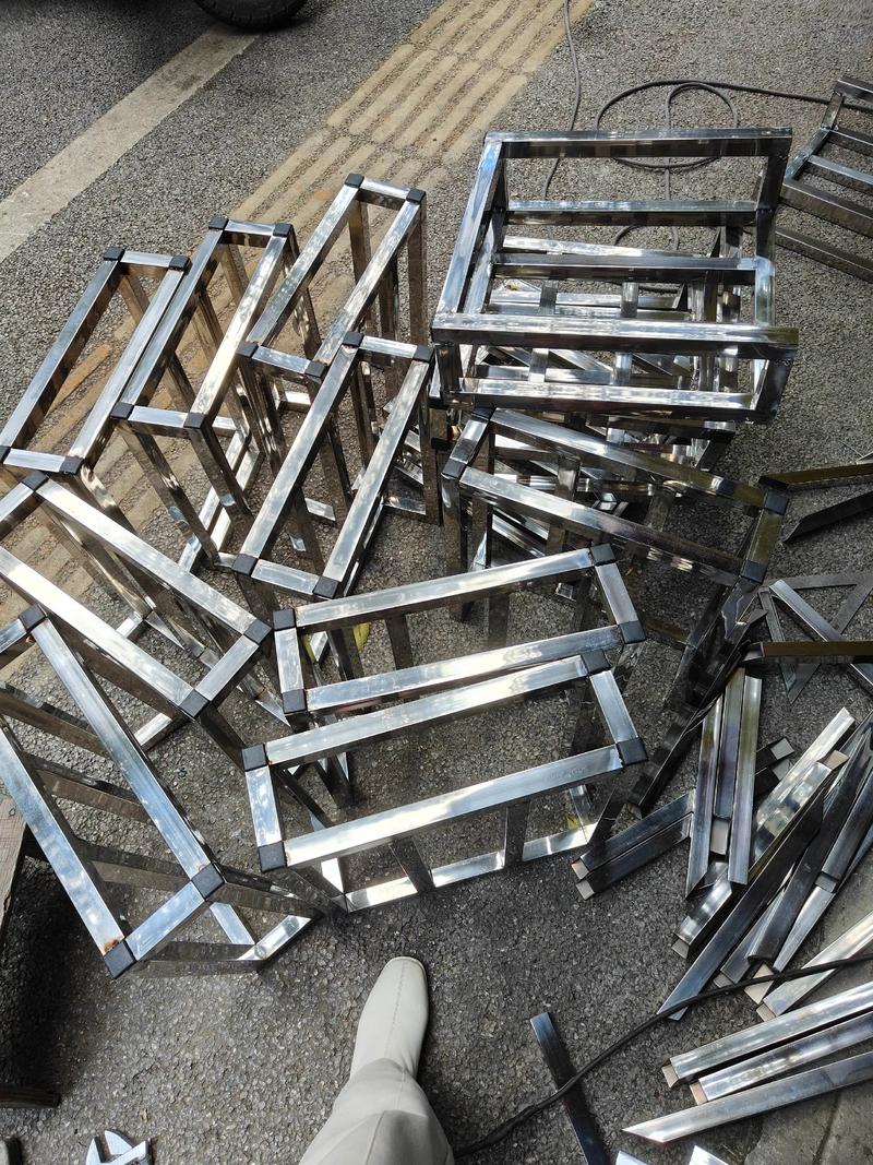 不銹鋼制品在食堂送餐小推車(chē)與建筑材料領(lǐng)域的創(chuàng)新應(yīng)用與價(jià)值